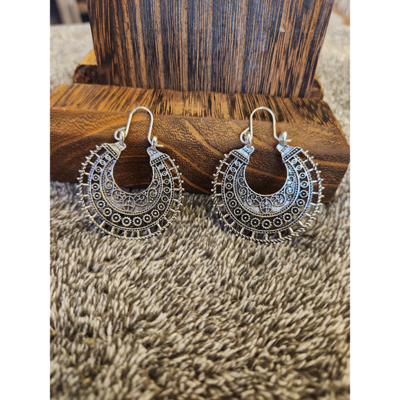Jewelry - Dangle Silve toned Earrings